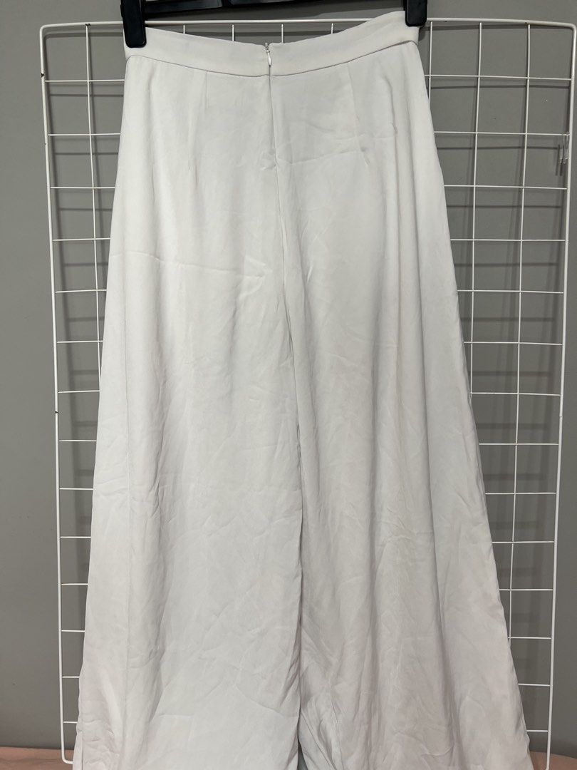 Supergurl White Wide Leg Pants (Category: Other Bottoms) located in Singapore. Submitted by stopmyshopaholictendencies (Listing ID 1438759101, Image 2). Description: Self collect at bukit batok hdb only Supergurl white wide-leg pants. High-waisted with front pleats. Size L. Chic and comfortable..
