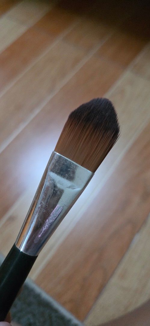 The Body Shop Foundation Brush (Category: Makeup) located in Marikina City. Submitted by kgcdl (Listing ID 1438787822, Image 2). Description: - The Body Shop foundation brush. - Black handle with silver ferrule. - Brown bristles. - Handle labeled 'Fond de Teint'. almost unused stocked only loc near snr marikina.
