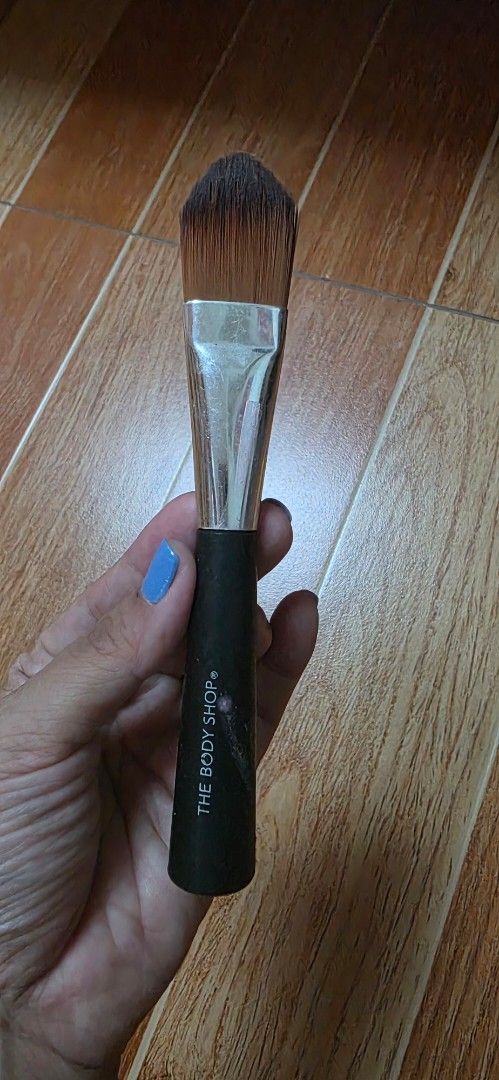 The Body Shop Foundation Brush (Category: Makeup) located in Marikina City. Submitted by kgcdl (Listing ID 1438787822, Image 1). Description: - The Body Shop foundation brush. - Black handle with silver ferrule. - Brown bristles. - Handle labeled 'Fond de Teint'. almost unused stocked only loc near snr marikina.