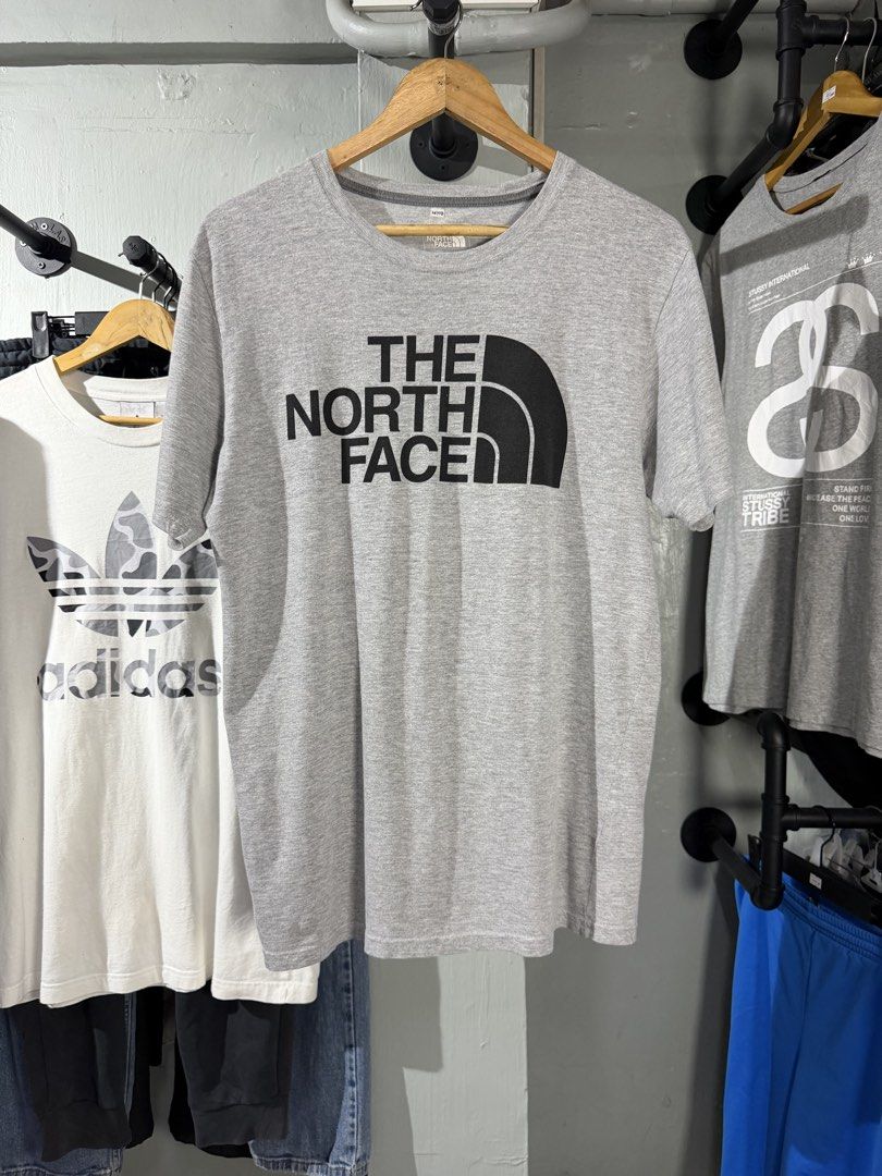 The North Face Gray T-shirt (Category: Tshirts & Polo Shirts ) located in Calamba. Submitted by rummaged.ph (Listing ID 1438802828, Image 1). Description: Width: 20” Length: 28.5” Size: small (Medium frame) No issue Condition: 9.8/10 TAKE NOTE: 📌 Color may vary due to lighting. 📌 Manage your expectations, these items are thrifted. 📌 Want more detailed photos? Message US. 📌 No when-worn photos available. MS26.