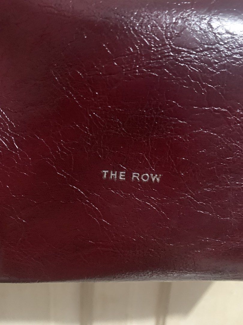 The Row maroon kulit pecah seribu (Kategori: Tas & Dompet Wanita) berada di Jakarta Barat. Dikirim oleh prelovedbydieth (ID iklan 1438849116, Gambar 2). Deskripsi: Dapat sarung Dapat dompet daleman Warna maroon Kulit pecah seribu No deffect Size PxLxT ( 30cm x 10cm x 25 cm) .