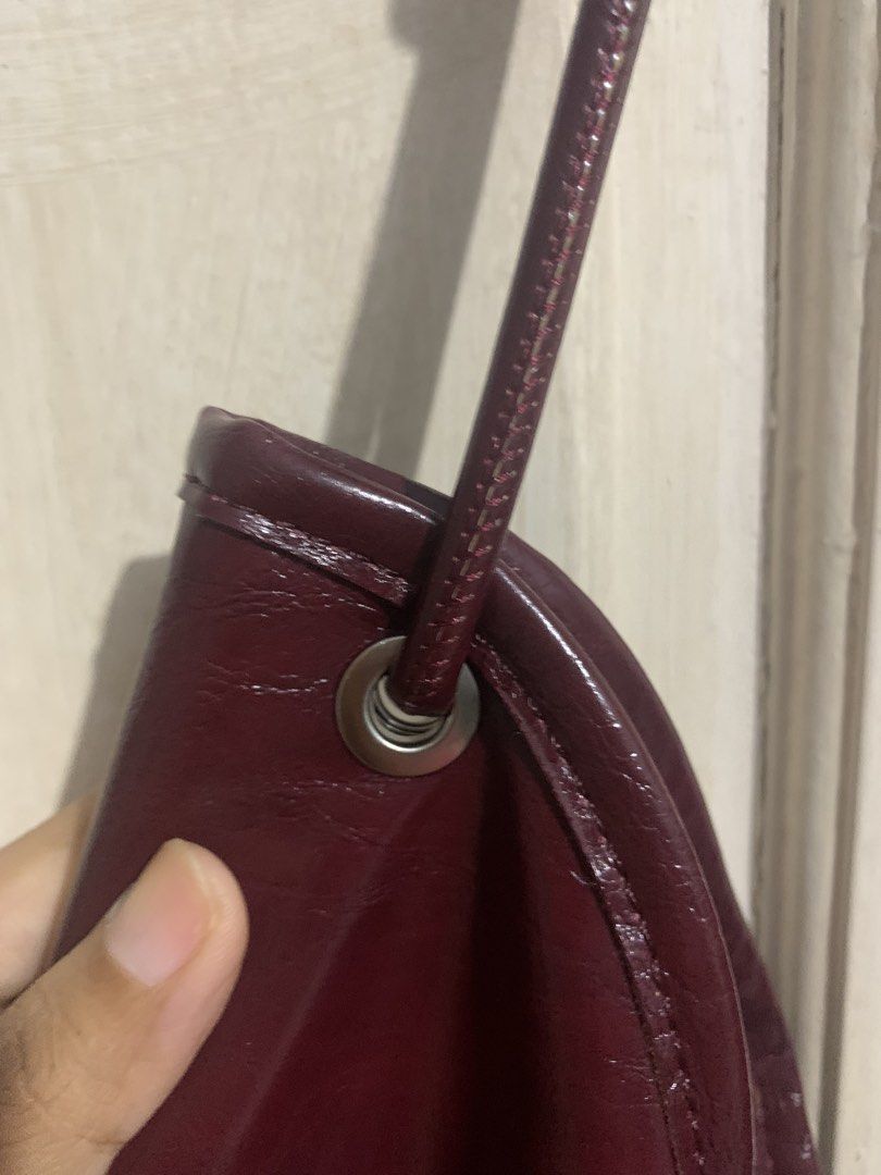 The Row maroon kulit pecah seribu (Kategori: Tas & Dompet Wanita) berada di Jakarta Barat. Dikirim oleh prelovedbydieth (ID iklan 1438849116, Gambar 3). Deskripsi: Dapat sarung Dapat dompet daleman Warna maroon Kulit pecah seribu No deffect Size PxLxT ( 30cm x 10cm x 25 cm) .
