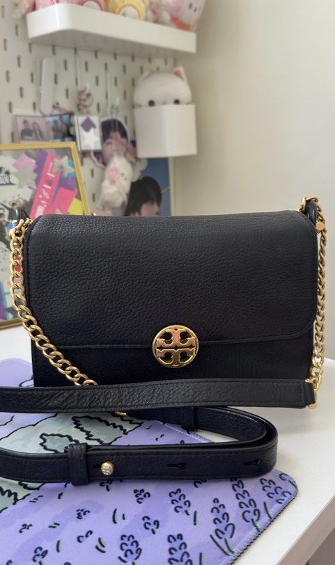 TORY BURCH Chelsea Sling Bag (Category: Luxury Bags & Wallets) located in Abucay. Submitted by preloved.iah (Listing ID 1438502789, Image 1). Description: TORY BURCH Chelsea Sling Bag — with issue: hardware fadings & scratches, may crackings na yung leather sa logo part & medyo natatanggal sya if forced — all in, good condition pa naman — bawal sa maarte selling low!.