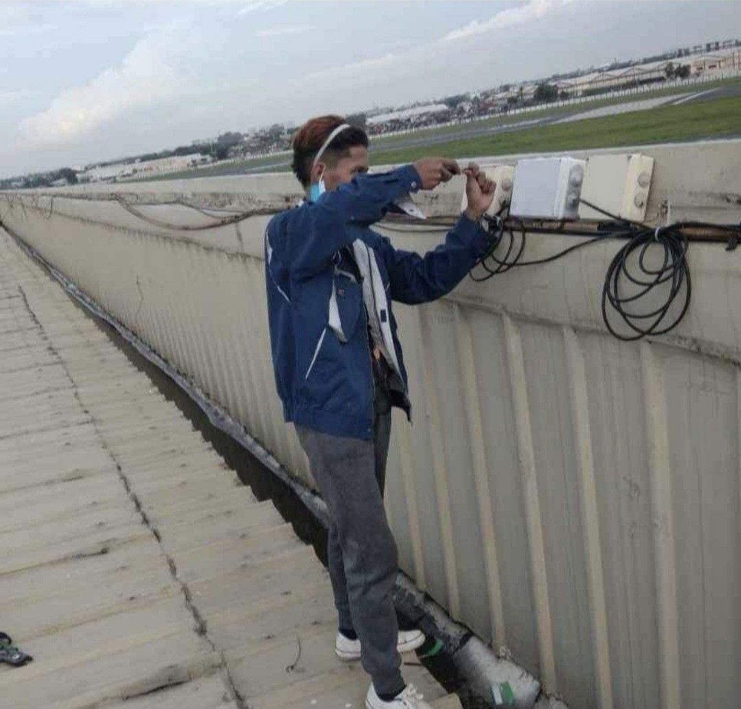 TP-Link VIGI CCTV Camera technician installation per. Camera (Category: Security Systems & CCTV Cameras) located in Caloocan City. Submitted by epicmaster_dolphin (Listing ID 1438815870, Image 3). Description: - TP-Link VIGI CCTV Camera - Includes quick start guide - Includes mounting hardware - Color: White and Black - Type: PTZ (Pan-Tilt-Zoom) camera - Installation shown in images offer package setup or installation layouts cctv, repair and Mai