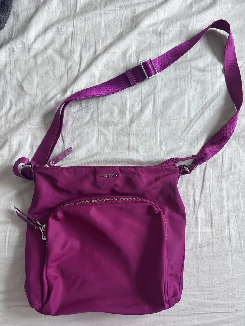 Tumi Voyageur Carson Crossbody Bag (Category: Cross-body Bags) located in Makati City. Submitted by v_nav (Listing ID 1438732140, Image 1). Description: Guaranteed authentic. Store-bought Tumi crossbody bag. Spacious, lots of pockets Lightly used Bought for Php 17,000.