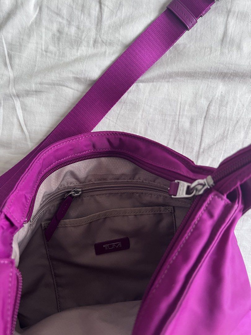 Tumi Voyageur Carson Crossbody Bag (Category: Cross-body Bags) located in Makati City. Submitted by v_nav (Listing ID 1438732140, Image 2). Description: Guaranteed authentic. Store-bought Tumi crossbody bag. Spacious, lots of pockets Lightly used Bought for Php 17,000.