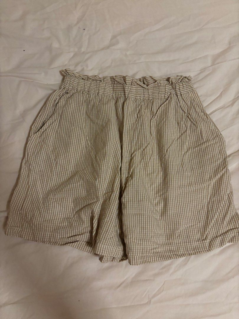 Uniqlo Plaid Shorts (Category: Shorts) located in Pasig City. Submitted by lxtld11 (Listing ID 1438715176, Image 1). Description: - Uniqlo shorts - Size: 160 - Features a plaid pattern - Comfortable elastic waistband - Includes two side pockets - Neutral color for easy outfit matching.