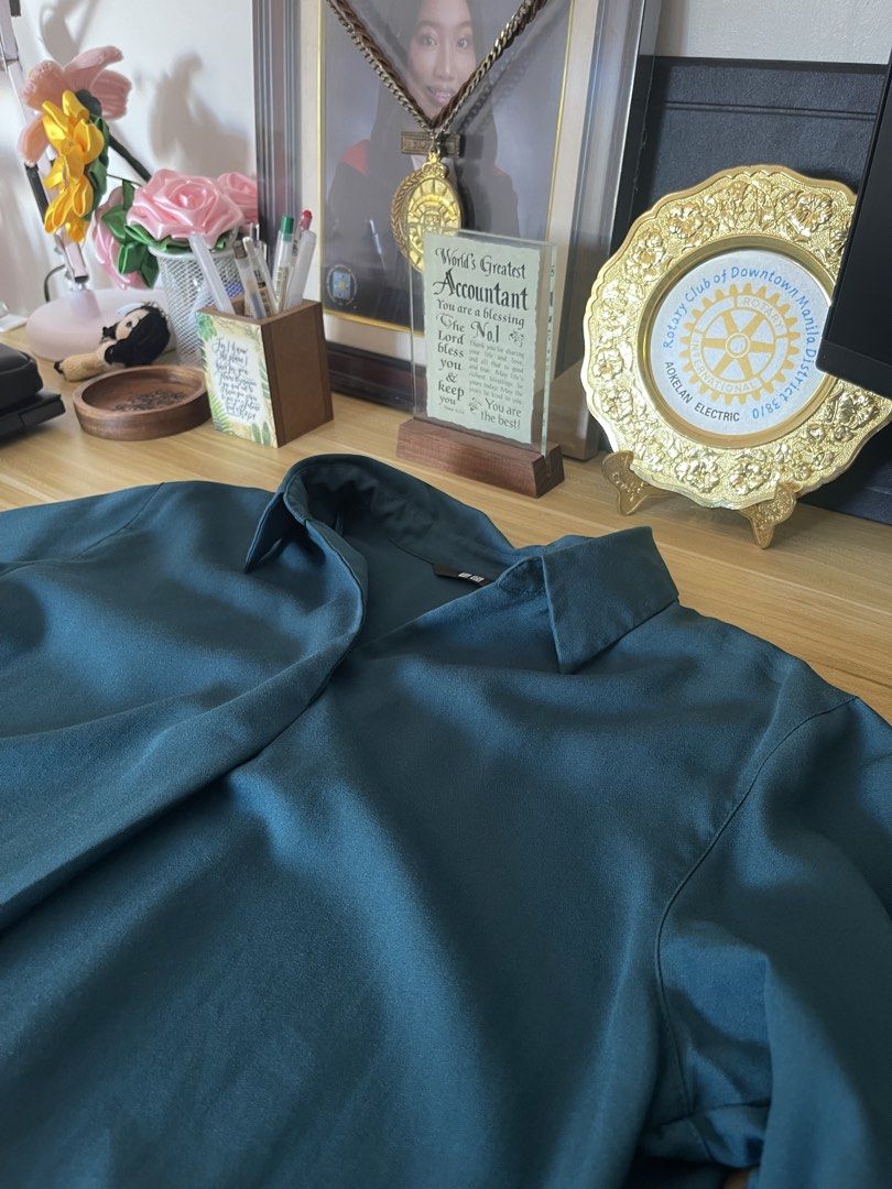 Uniqlo Teal Blouse - Size S (Category: Blouses) located in Manila. Submitted by abby_0101 (Listing ID 1438713436, Image 2). Description: - SUPER GOOD AS NEW - Uniqlo teal blouse - Size: S - Features a classic collar - Flattering silhouette - Suitable for casual and formal wear - Made from a smooth, lightweight fabric - A versatile wardrobe staple.