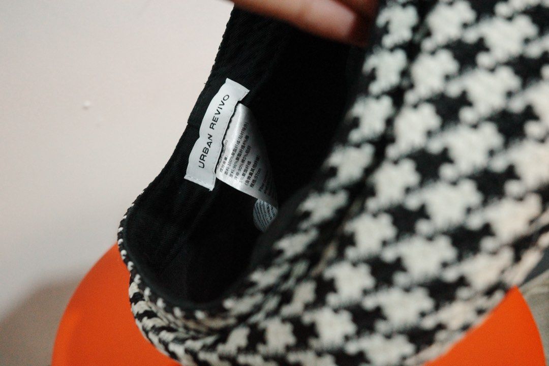 Urban Revivo Houndstooth Beret (Category: Hats & Beanies) located in Quezon City. Submitted by decluttering.neyns (Listing ID 1438712123, Image 2). Description: - Urban Revivo beret - Classic houndstooth pattern (black and white) - Features a black lining - Adds a touch of sophistication - Elevates any look.