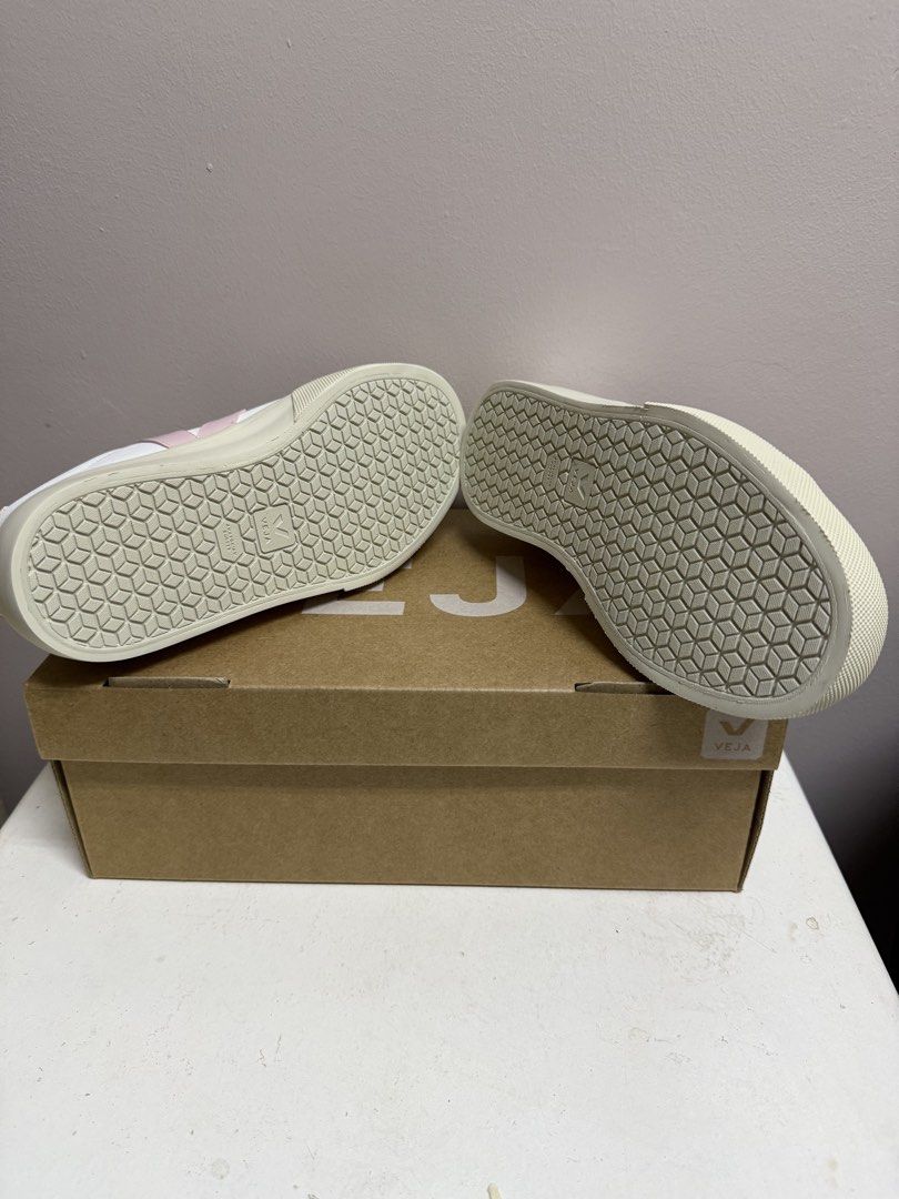Veja Recife Logo ChromeFree Sneakers (Category: Sneakers) located in Muntinlupa City. Submitted by djsvc (Listing ID 1438753986, Image 3). Description: - Veja Recife Logo ChromeFree sneakers - Color: Extra White/Parale (White and Pink) - Size: EU 36 - Closure: Velcro strap - Condition: Brand new, unworn - Includes original box - Soles are clean ‼️‼️‼️IMPORTANT PLS READ ‼️‼️‼️ ⬇️⬇️⬇️⬇️⬇️⬇️⬇️⬇️⬇️⬇️⬇️⬇️⬇️⬇️ NO MEETS UPS NO TRADES PLS READ THE DESCRI