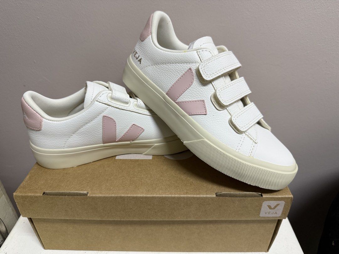 Veja Recife Logo ChromeFree Sneakers (Category: Sneakers) located in Muntinlupa City. Submitted by djsvc (Listing ID 1438753986, Image 1). Description: - Veja Recife Logo ChromeFree sneakers - Color: Extra White/Parale (White and Pink) - Size: EU 36 - Closure: Velcro strap - Condition: Brand new, unworn - Includes original box - Soles are clean ‼️‼️‼️IMPORTANT PLS READ ‼️‼️‼️ ⬇️⬇️⬇️⬇️⬇️⬇️⬇️⬇️⬇️⬇️⬇️⬇️⬇️⬇️ NO MEETS UPS NO TRADES PLS READ THE DESCRI