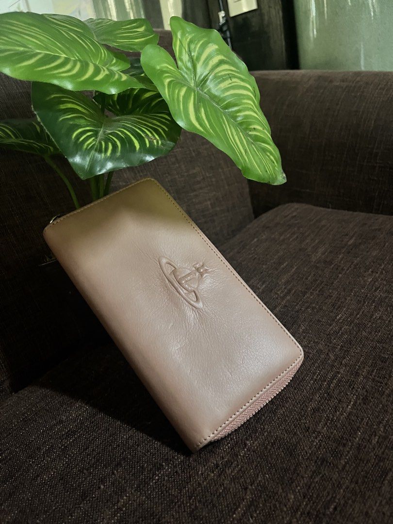 Vivienne Westwood Long Wallet (Category: Wallets & Card holders) located in Quezon City. Submitted by retann (Listing ID 1438698047, Image 1). Description: - long wallet - Light pink color - Zip closure - Embossed brand logo - Made of calf leather -signs of usage but still very nice looking.