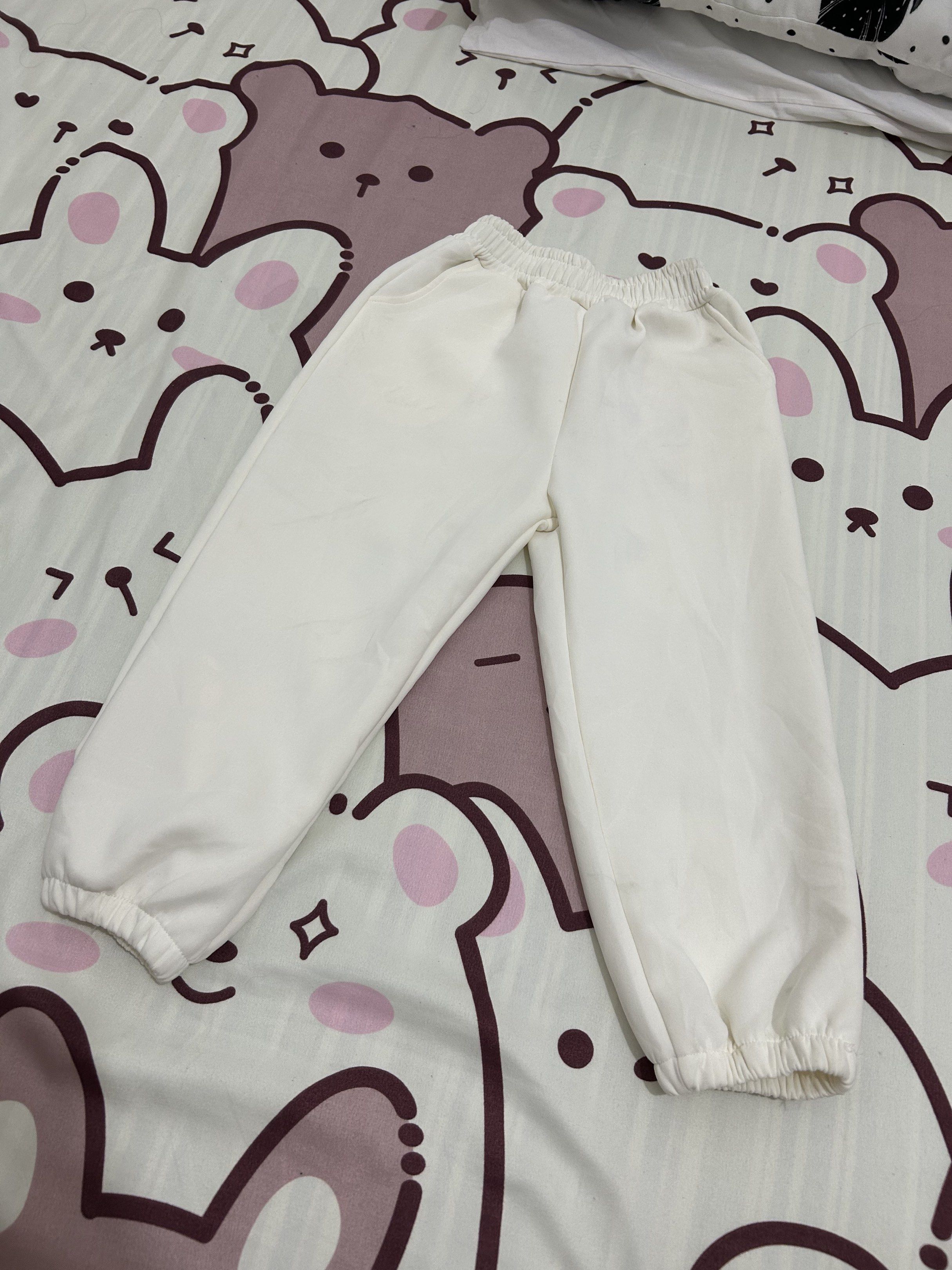 White cotton jogger pants size 6Y (Category: Babies & Kids Fashion) located in Angeles City. Submitted by TheAuthenticcorner2018 (Listing ID 1438774273, Image 1). Description: .