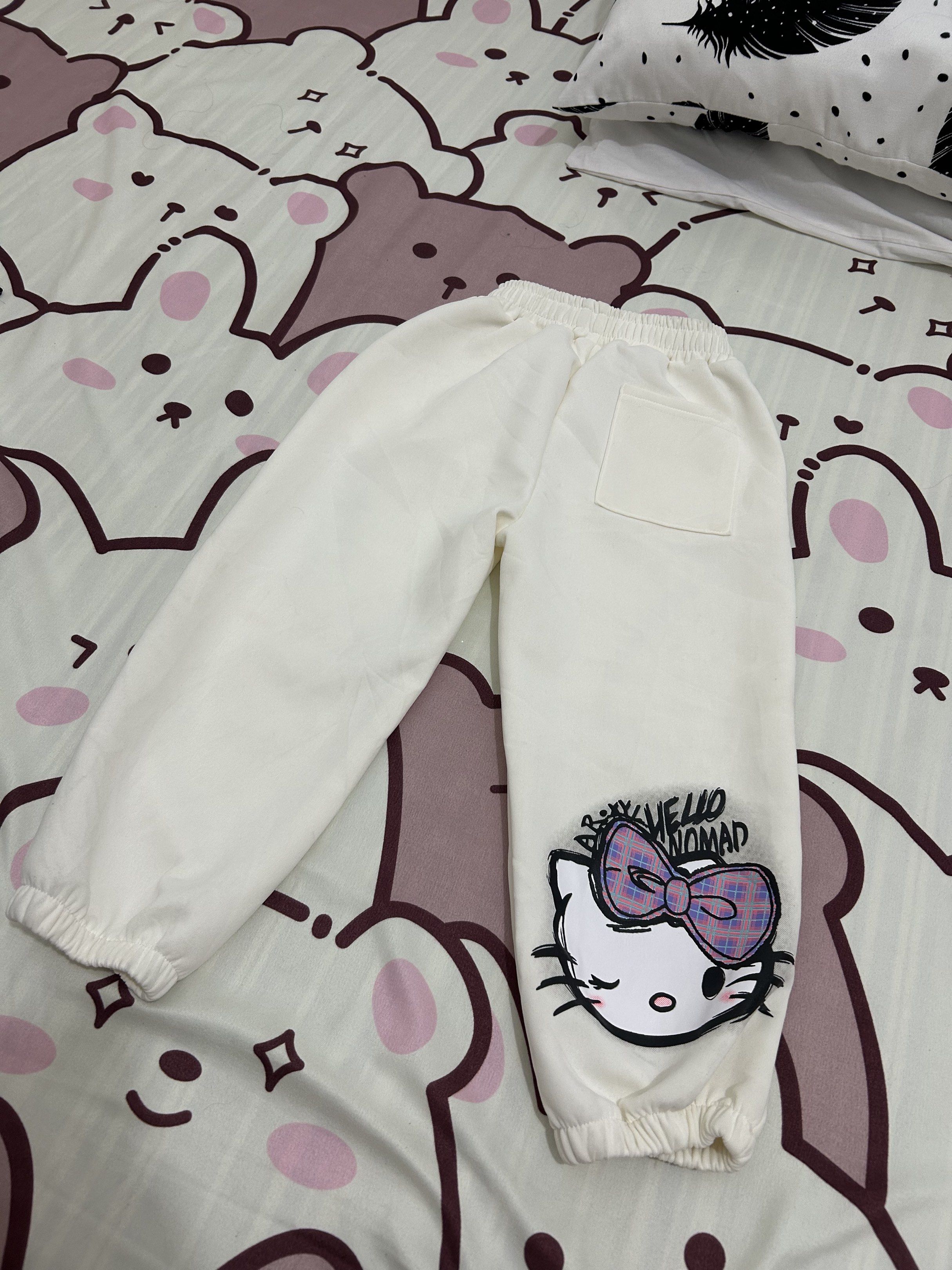 White cotton jogger pants size 6Y (Category: Babies & Kids Fashion) located in Angeles City. Submitted by TheAuthenticcorner2018 (Listing ID 1438774273, Image 2). Description: .