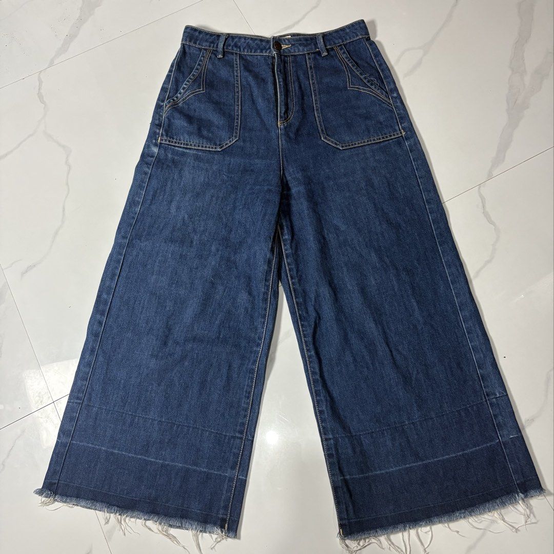 VERA MODA Wide Leg Denim Jeans (Category: Jeans) located in Magalang. Submitted by dclutter_ki (Listing ID 1438841524, Image 1). Description: Waist - 28 Length - 34.5 Minor flaw: naadjust ko nang onti sa zipper part. Functional and is not kita yung adjusted part pag nakasuot. RFS: Need nang space sa cabinet huhu - Wide-leg denim jeans - Medium blue wash - Classic design - Front pockets - Button and zipper closure - Raw hem - Casual, everyday styl