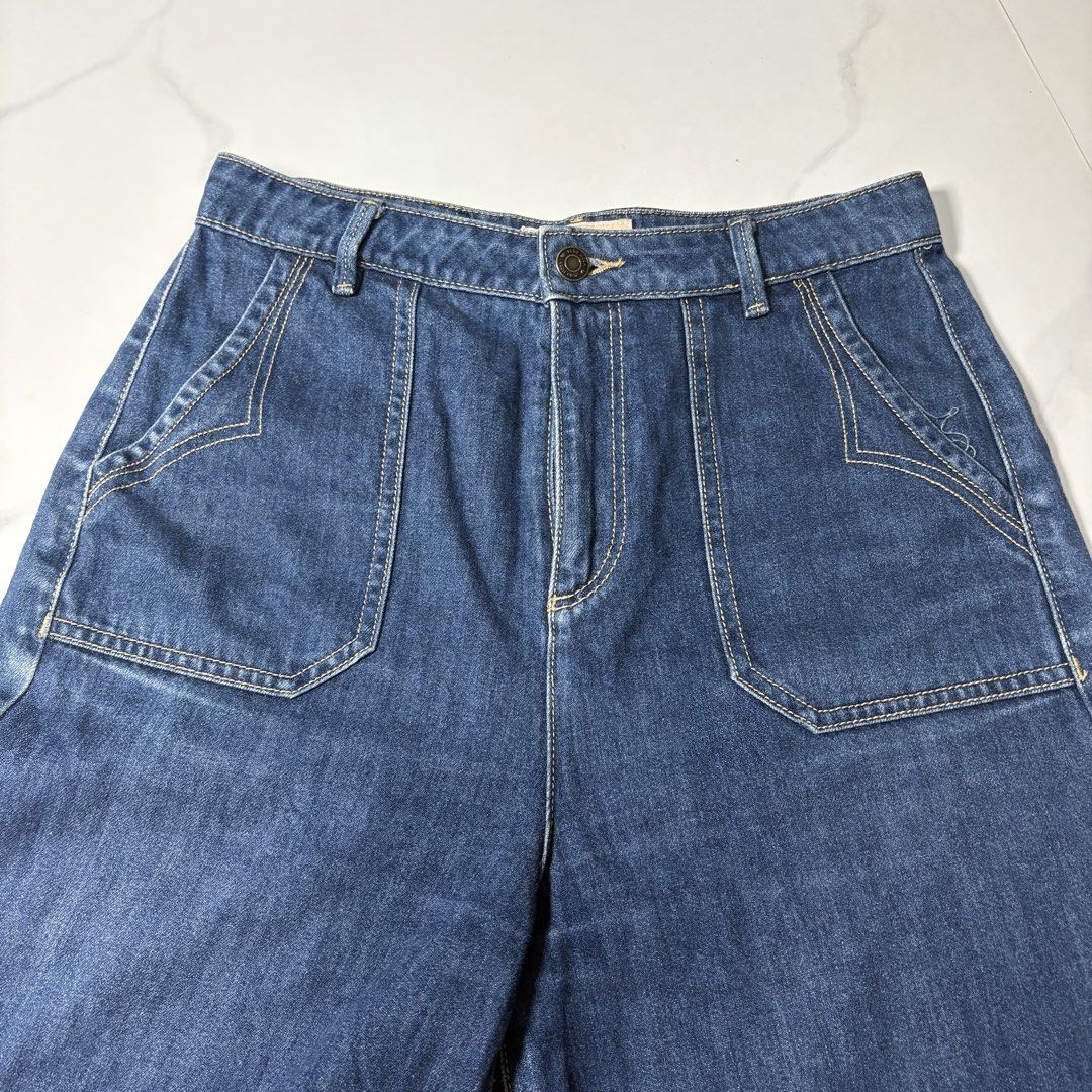 VERA MODA Wide Leg Denim Jeans (Category: Jeans) located in Magalang. Submitted by dclutter_ki (Listing ID 1438841524, Image 2). Description: Waist - 28 Length - 34.5 Minor flaw: naadjust ko nang onti sa zipper part. Functional and is not kita yung adjusted part pag nakasuot. RFS: Need nang space sa cabinet huhu - Wide-leg denim jeans - Medium blue wash - Classic design - Front pockets - Button and zipper closure - Raw hem - Casual, everyday styl