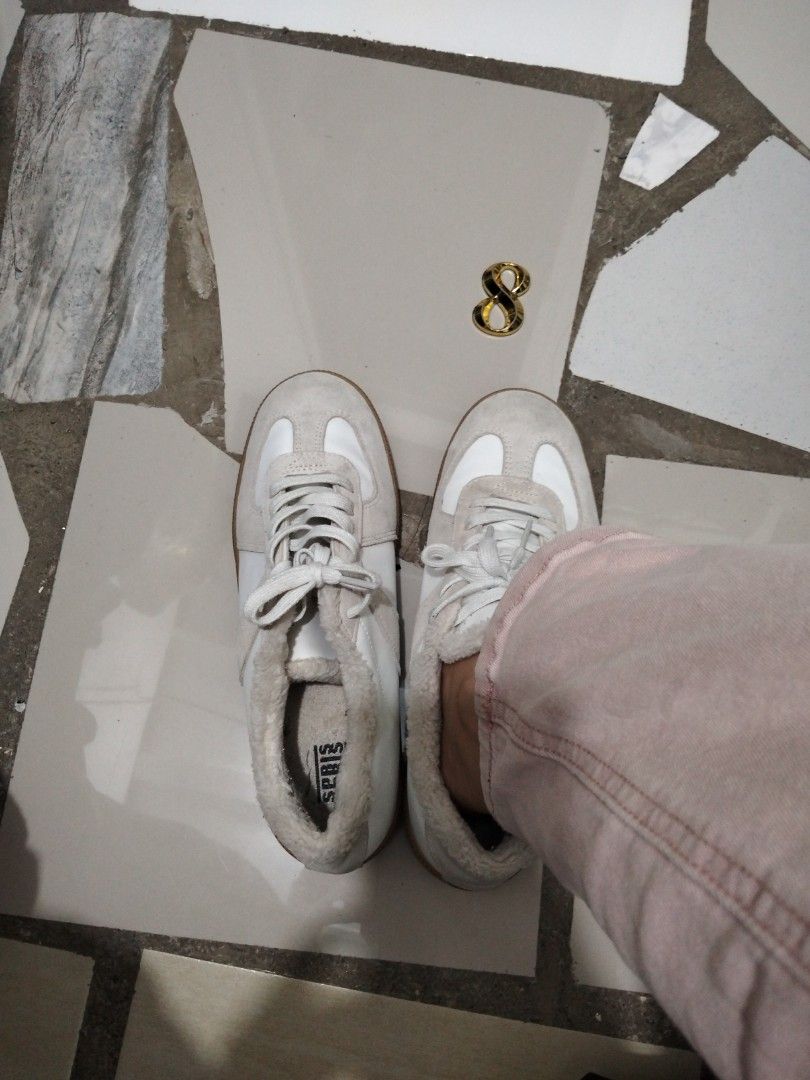 Winter White Sneakers with Gum Sole (Category: Sneakers) located in El Salvador. Submitted by francheskaukayukay (Listing ID 1438774018, Image 1). Description: - White sneakers - Gum sole - Suede-like texture - Soft, furry lining size 10 women size 8 Men - White laces - Brown sole - Perfect for everyday use.