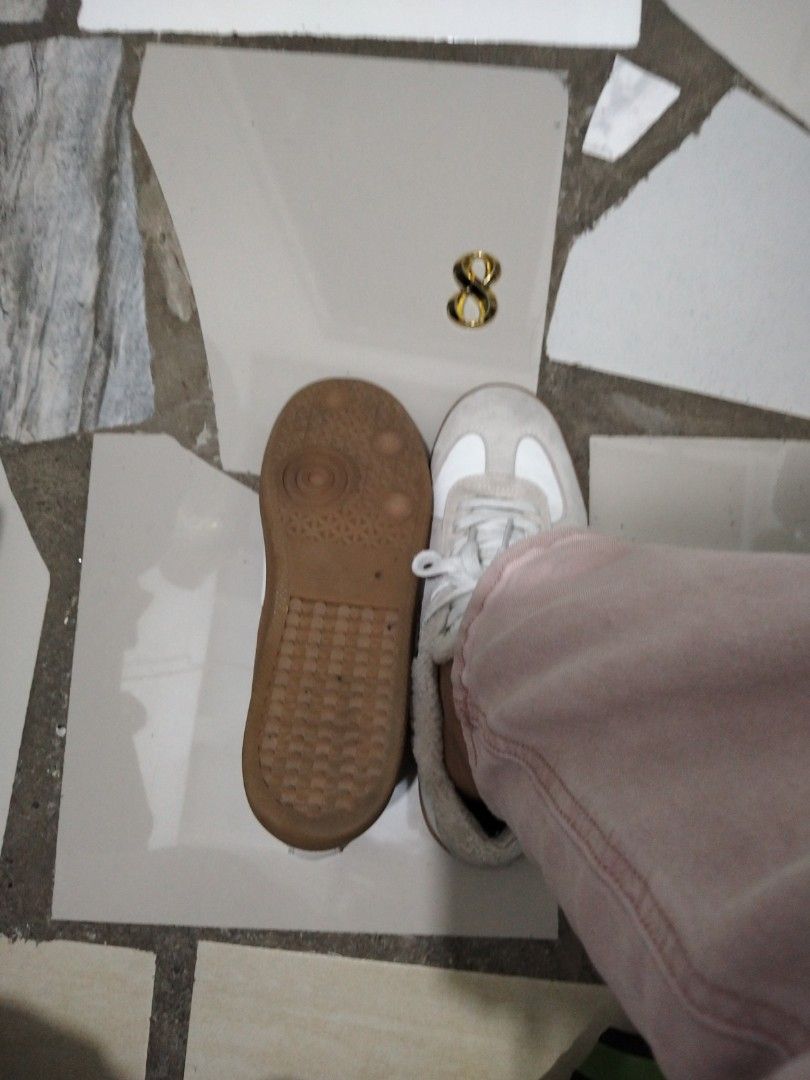 Winter White Sneakers with Gum Sole (Category: Sneakers) located in El Salvador. Submitted by francheskaukayukay (Listing ID 1438774018, Image 3). Description: - White sneakers - Gum sole - Suede-like texture - Soft, furry lining size 10 women size 8 Men - White laces - Brown sole - Perfect for everyday use.