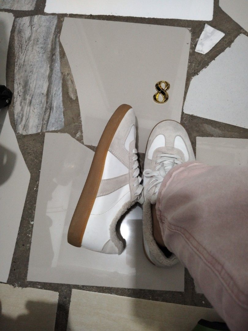 Winter White Sneakers with Gum Sole (Category: Sneakers) located in El Salvador. Submitted by francheskaukayukay (Listing ID 1438774018, Image 2). Description: - White sneakers - Gum sole - Suede-like texture - Soft, furry lining size 10 women size 8 Men - White laces - Brown sole - Perfect for everyday use.