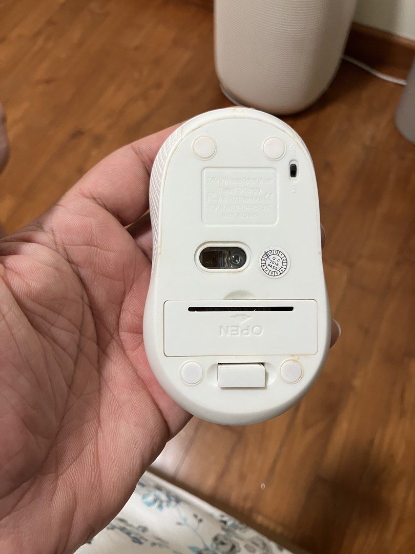 Wireless Mouse - Silver and White458469364393594881
