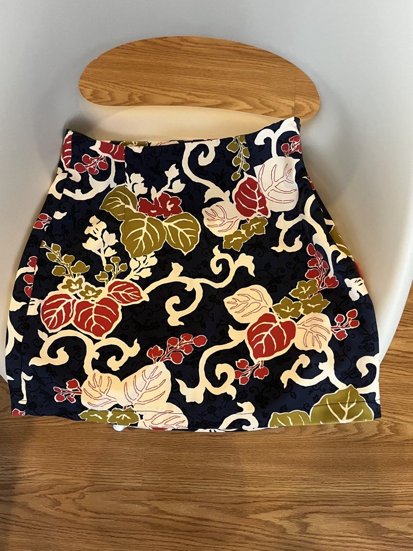 Zara Basic Floral Mini Skirt (Category: Skirts) located in Cavite. Submitted by p4ndesal (Listing ID 1438710405, Image 1). Description: - Size M but fits XS-S better - Classic A-line cut - Zipper on the side - Not stretchy - Bodyhugging.