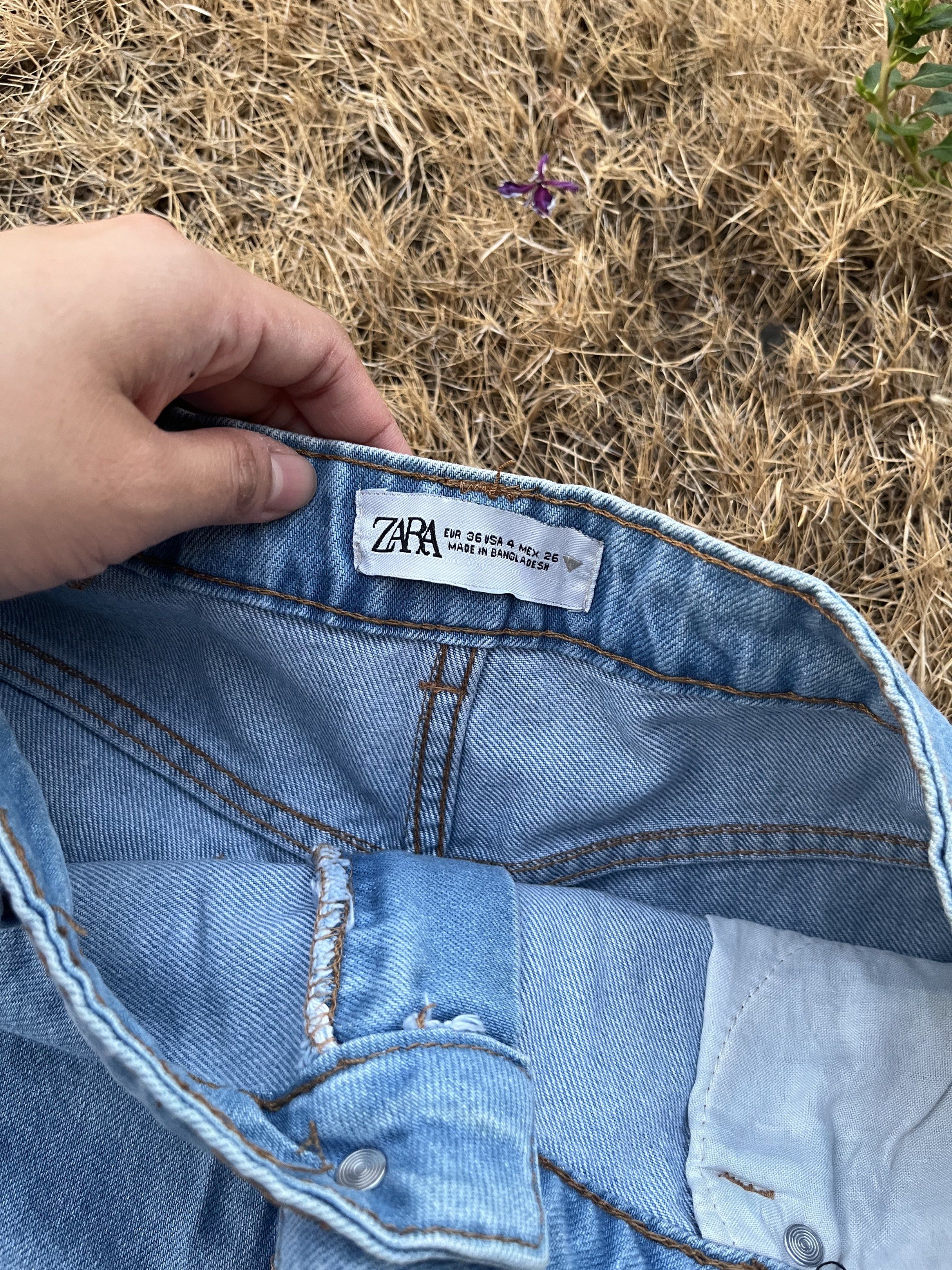 Zara Denim Shorts (Category: Shorts) located in Manila. Submitted by kat_declutter (Listing ID 1438831795, Image 2). Description: - size 29 -preferably as pack with the other denim shorts for only 450 -Zara light wash denim shorts - High-waisted - Classic five-pocket design - Button and zipper closure - Single back pocket - Leather patch detail - Size: EUR 36, USA 4, MEX 26.
