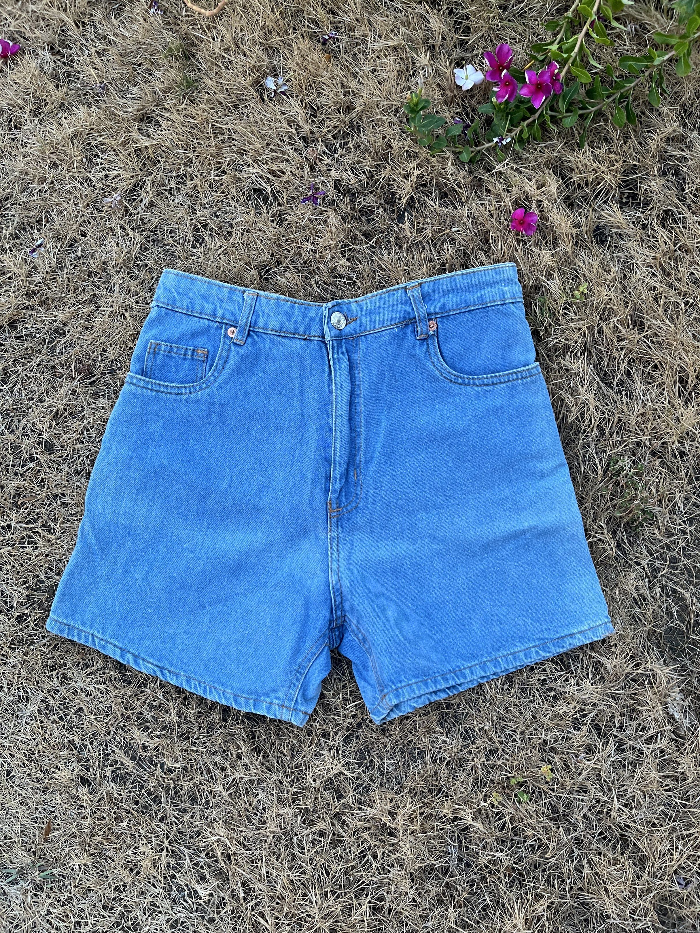 Zara Denim Shorts (Category: Shorts) located in Manila. Submitted by kat_declutter (Listing ID 1438831795, Image 1). Description: - size 29 -preferably as pack with the other denim shorts for only 450 -Zara light wash denim shorts - High-waisted - Classic five-pocket design - Button and zipper closure - Single back pocket - Leather patch detail - Size: EUR 36, USA 4, MEX 26.