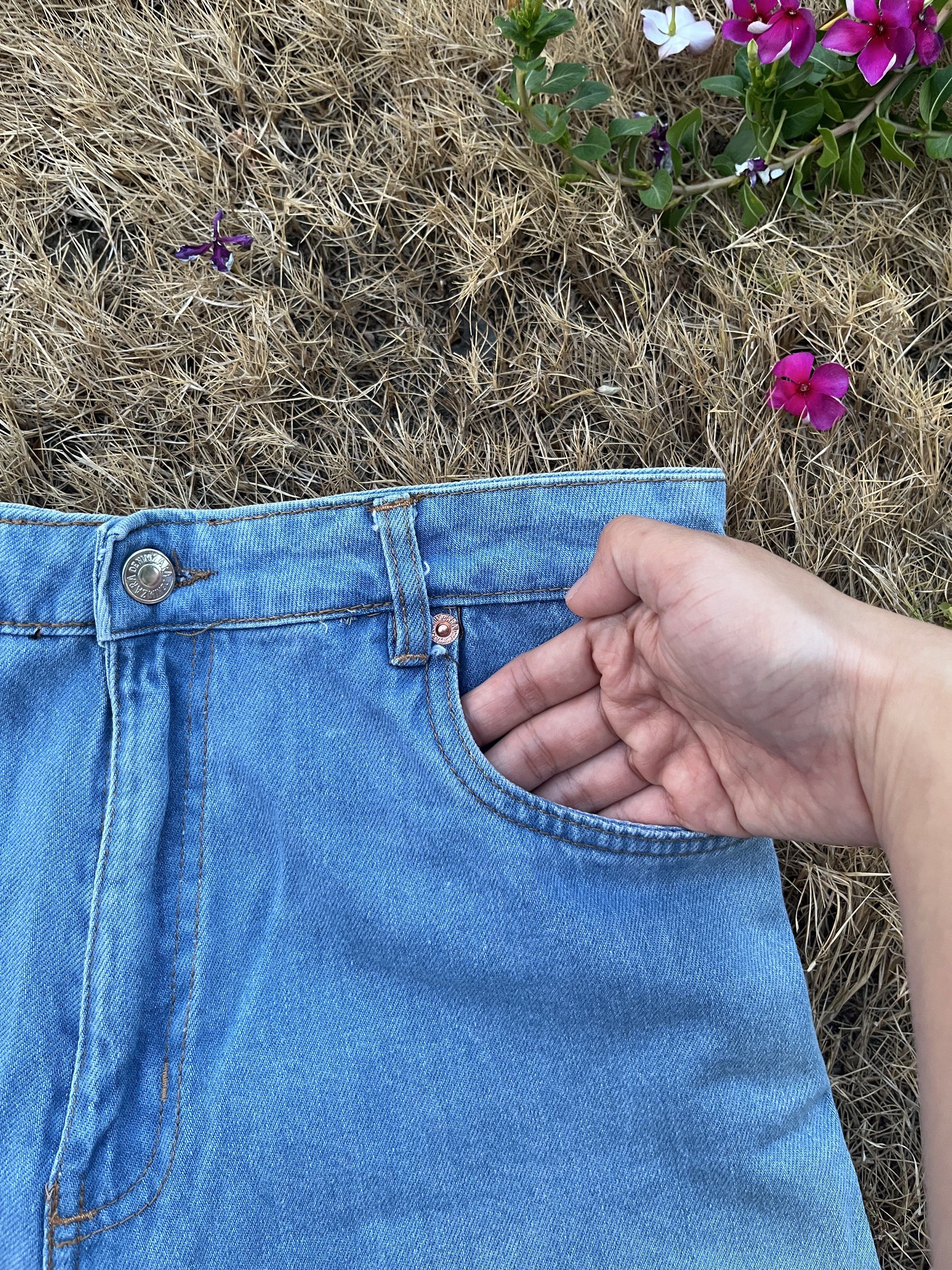 Zara Denim Shorts (Category: Shorts) located in Manila. Submitted by kat_declutter (Listing ID 1438831795, Image 3). Description: - size 29 -preferably as pack with the other denim shorts for only 450 -Zara light wash denim shorts - High-waisted - Classic five-pocket design - Button and zipper closure - Single back pocket - Leather patch detail - Size: EUR 36, USA 4, MEX 26.