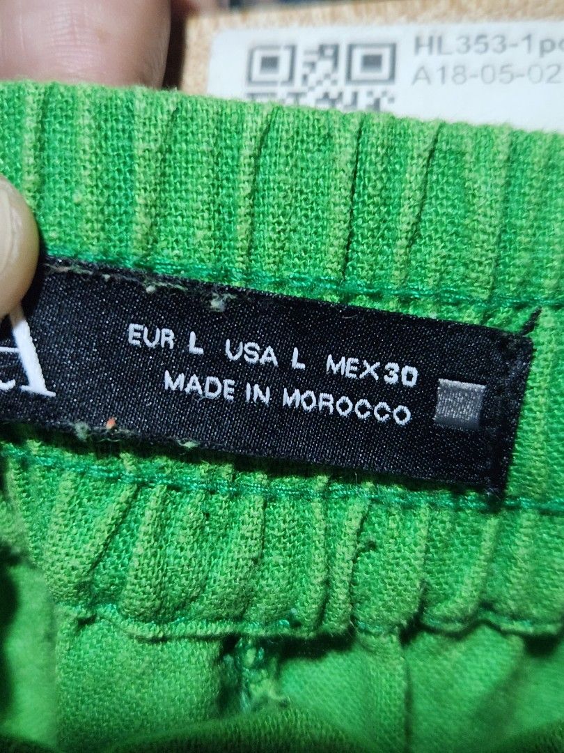 Zara Neon green linen blend pants (Category: Other Bottoms) located in Mandaluyong City. Submitted by robinhood_bow52 (Listing ID 1438806182, Image 2). Description: - Zara Neon Green Linen Blend Pants - Size: L - Material: Linen Blend - Condition: Excellent - Features: Breathable and stylish - Perfect for everyday wear.