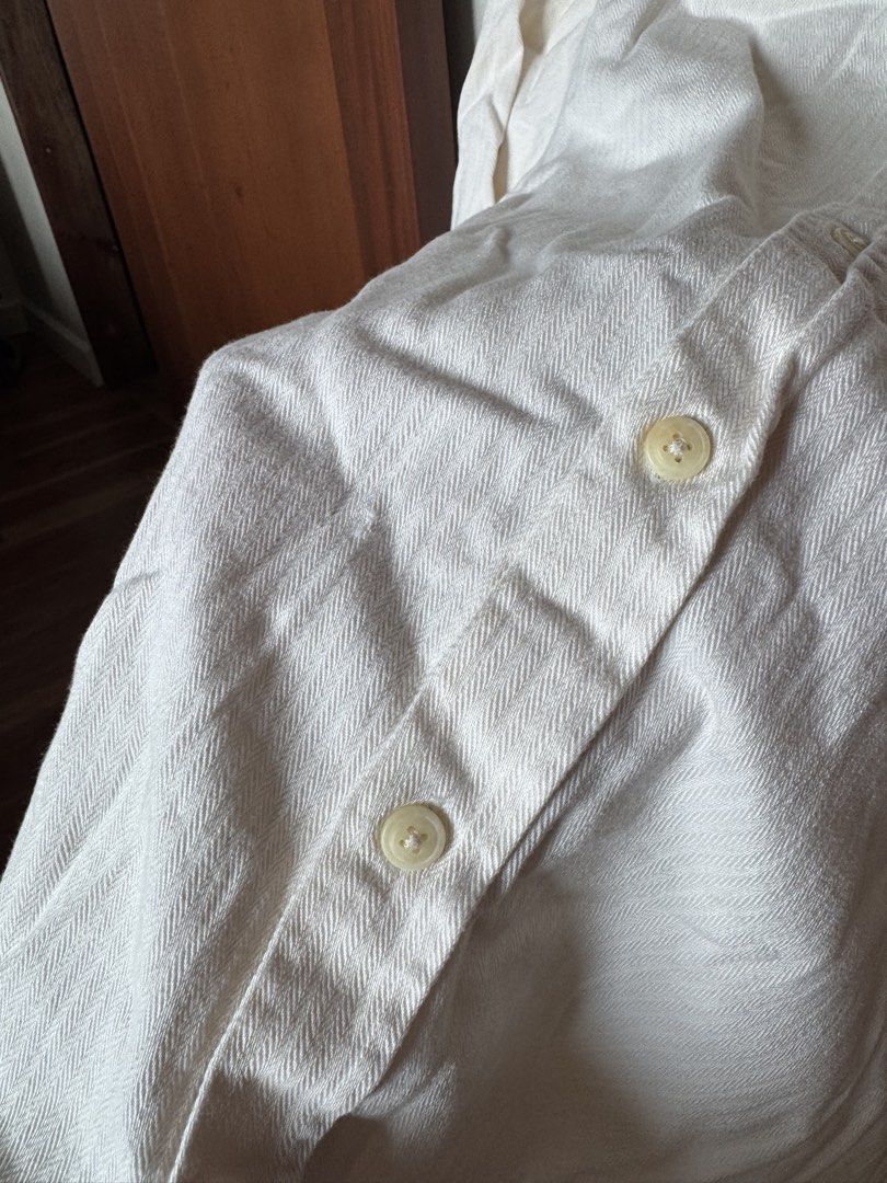 Zara Short Sleeve Shirt (Category: Tshirts & Polo Shirts ) located in Manila. Submitted by camillegan (Listing ID 1438740490, Image 3). Description: - Zara short sleeve shirt - Off-white color - Button-down closure - Chest pocket - Classic collar - Herringbone pattern - Size: EUR S, USA S, MEX 38 - Made in Turkey.