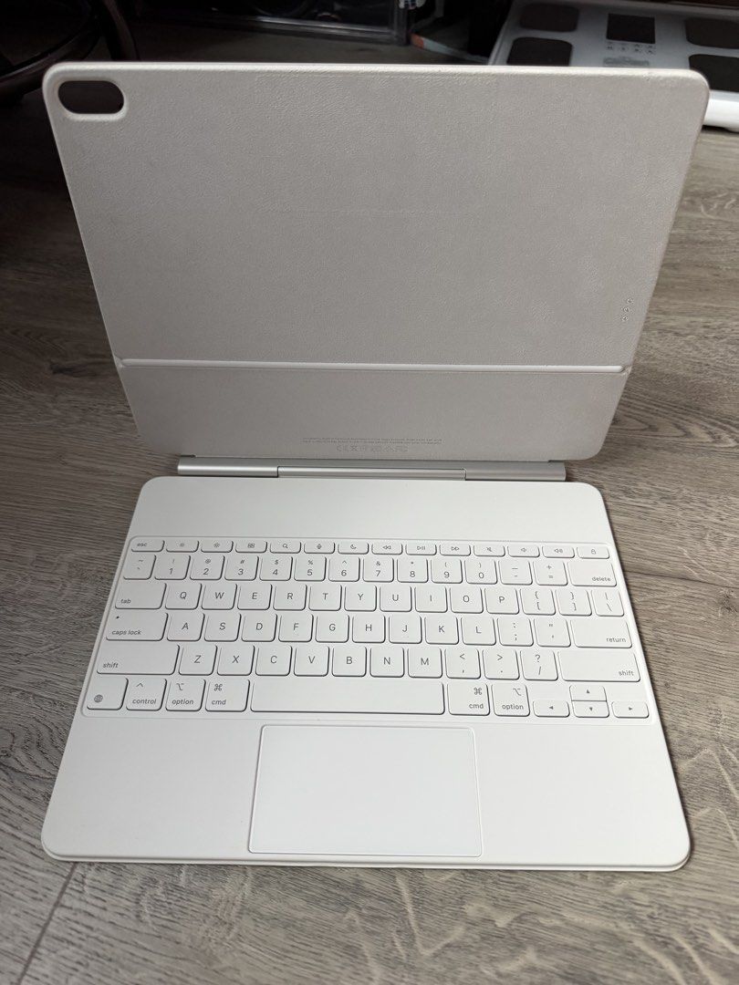13” iPad Air Magic Keyboard - White442781433846845441