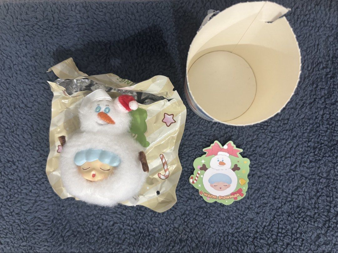 7-_Eleven YUMO BLIND CUP(Warm Snowman) (Category: Coffee & Tea Tableware) located in Paranaque City. Submitted by pengkit (Listing ID 1435636843, Image 1). Description: - Cute Warm Snowman collectible - Includes original packaging - Features a decorative tag - Adorned with a Santa hat and green leaf - Comes in a clear plastic wrapper - Includes a festive cylindrical container - Ideal for collectors or gifting.