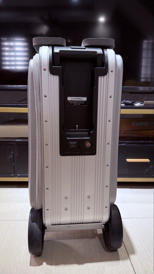 Airwheel SE3S Robot Suitcase (Category: Luggage) located in Quezon City. Submitted by dayaaaan (Listing ID 1435580808, Image 2). Description: Kaliwaan Near Ever Gotesco .