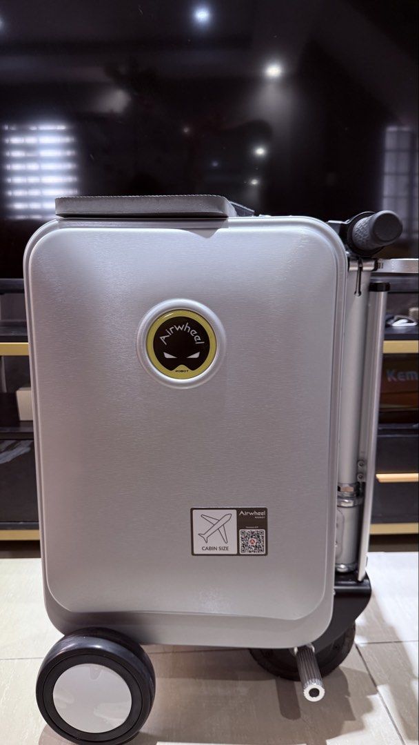 Airwheel SE3S Robot Suitcase (Category: Luggage) located in Quezon City. Submitted by dayaaaan (Listing ID 1435580808, Image 1). Description: Kaliwaan Near Ever Gotesco .
