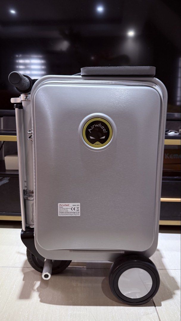 Airwheel SE3S Robot Suitcase (Category: Luggage) located in Quezon City. Submitted by dayaaaan (Listing ID 1435580808, Image 3). Description: Kaliwaan Near Ever Gotesco .
