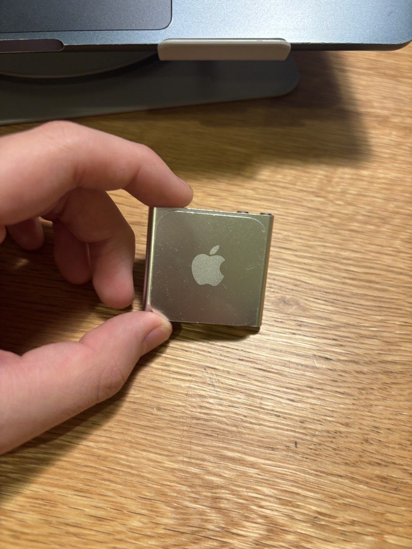 Apple iPod Nano - Silver 8gb443239779984353281