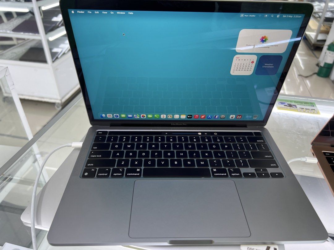Apple MacBook Pro (Category: Laptops & Notebooks) located in Manila. Submitted by vaniextura (Listing ID 1435618457, Image 1). Description: - Space gray MacBook Pro - chip apple M1 - memory 16gb -storage 1Tb - cc 91 -max capacity 84% - Backlit keyboard - macOS display - Includes charging cable - Apple logo visible.