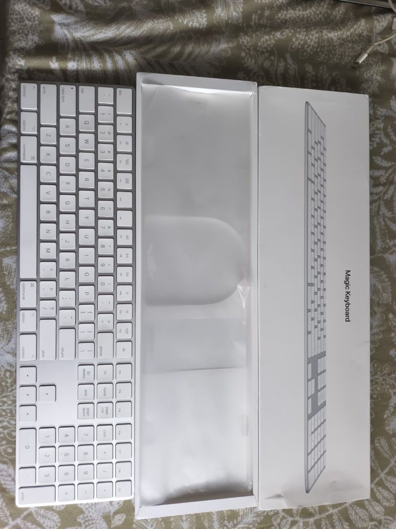 Apple Magic Keyboard with Numeric Keypad - White442994461906708480