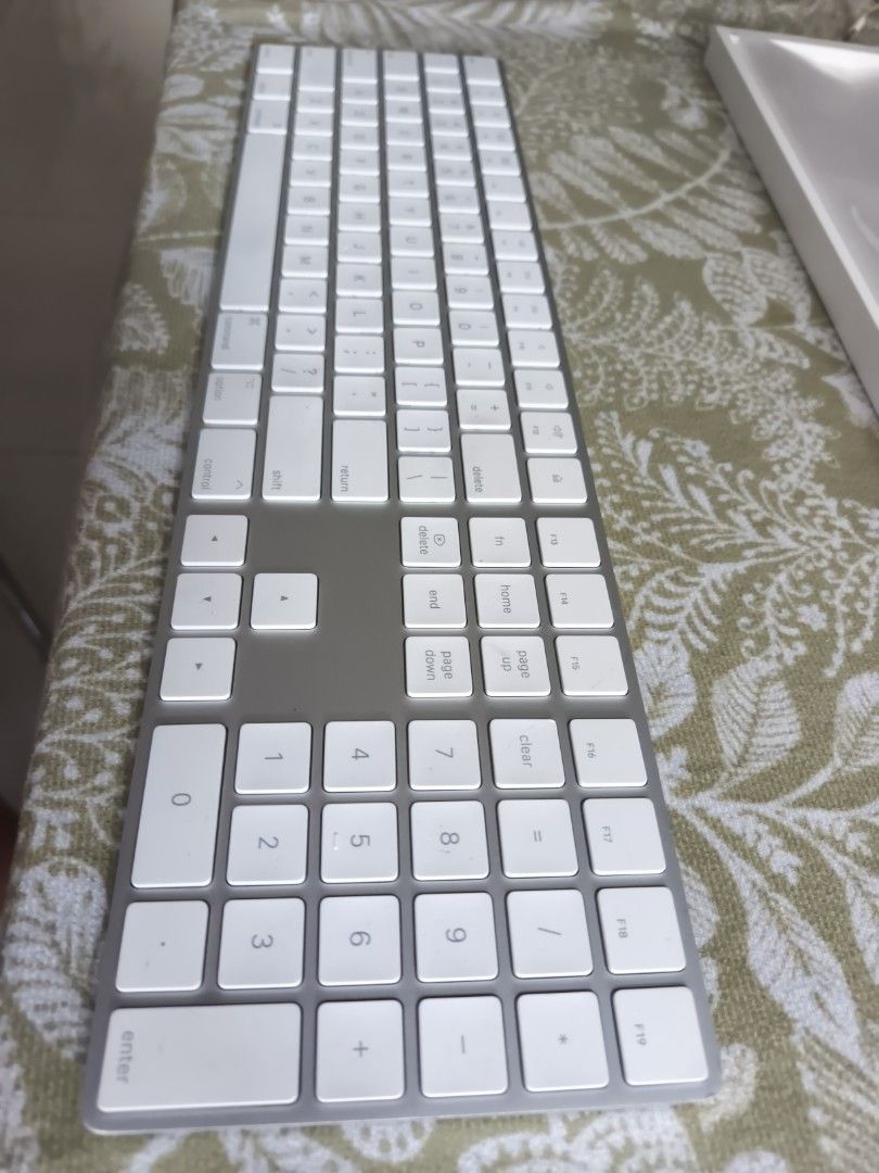 Apple Magic Keyboard with Numeric Keypad - White442994461906708482