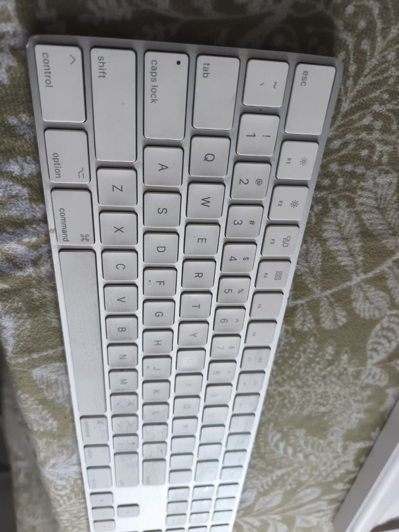Apple Magic Keyboard with Numeric Keypad - White442994461906708481