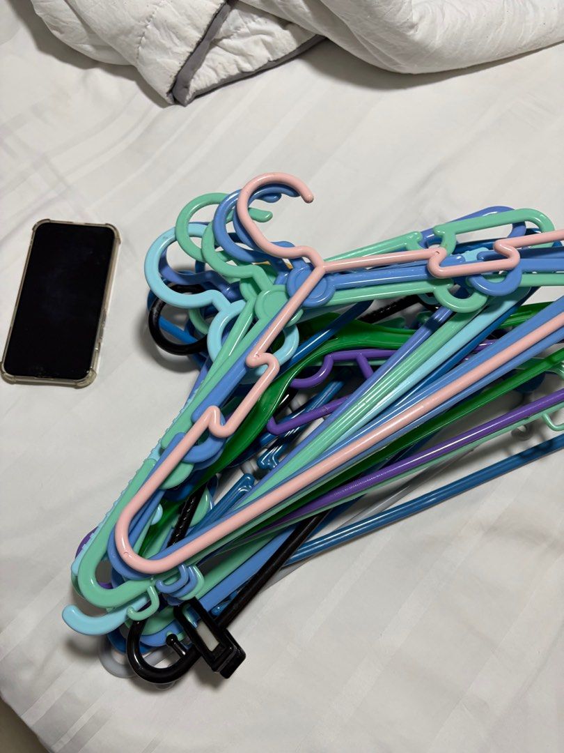 Assorted Plastic Clothes Hangers - Bundle443280211639029761