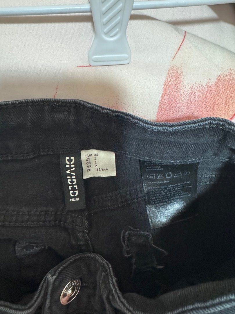 Black H&M Mom Jeans (Category: Jeans) located in Cebu City. Submitted by dmscemd (Listing ID 1435630089, Image 3). Description: Used once or twice but looks brand new No defects Color still good, did not fade.