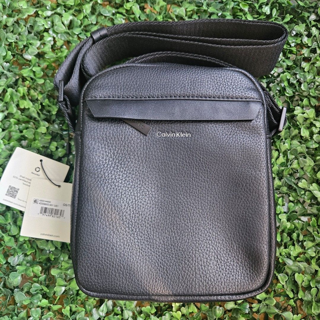 Calvin Klein Black Crossbody Bag (Category: Cross-body Bags) located in Imus. Submitted by a.niko (Listing ID 1435560546, Image 1). Description: - Calvin Klein crossbody bag - Black leather - Main compartment - Adjustable shoulder strap - Calvin Klein logo on front - Includes original tags - Ideal for everyday use.
