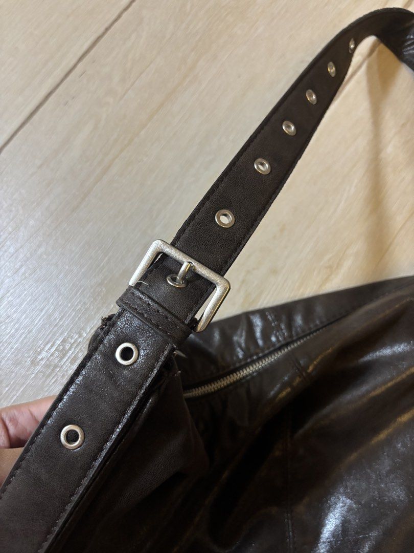 Chic Zara Shoulder Bag buckle details (Category: Shoulder Bags) located in Paranaque City. Submitted by preloved_archives (Listing ID 1435656141, Image 3). Description: Zara dark brown shoulder bag. Adjustable strap, zipper closure, and spacious interior. Features Zara brand tag..