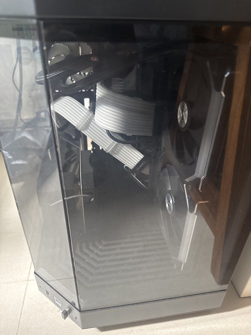 Custom Gaming PC with RGB Lighting442877341148139521