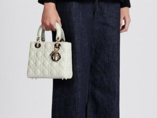 (Category: ) located in . Submitted by Luxuries (Listing ID 1435690757, Image 1). Description: .