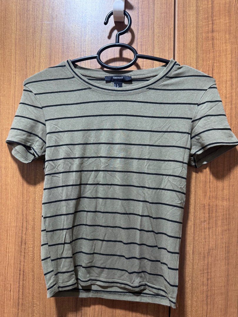 F21 shirt (Category: Shirts) located in Cebu City. Submitted by dmscemd (Listing ID 1435627046, Image 1). Description: Still in very good condition, used once Cloth is very soft and comfy.