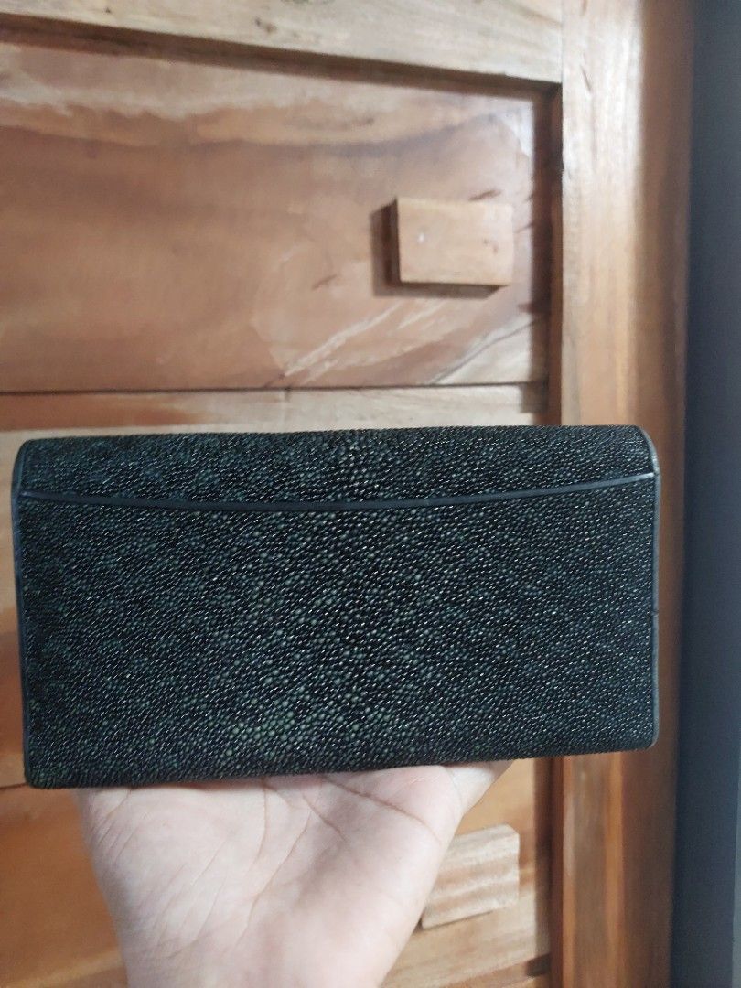 genuine sting gray wallet (Category: Wallets & Card holders) located in Cagayan de Oro. Submitted by lj100614 (Listing ID 1435578009, Image 3). Description: Pampa Swerting wallet sabi nang Karamihan 12 slots for your Cards.