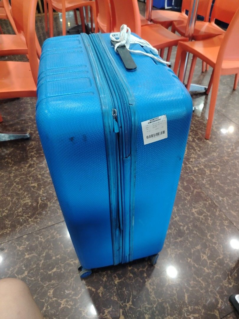 Hedgren Blue Luggage (Category: Luggage) located in Manila. Submitted by purediamond888 (Listing ID 1435619454, Image 3). Description: - Blue Hedgren suitcase - Medium size - Features a handle and wheels for easy transport - Secure zipper closure - Distinctive textured surface - Includes Hedgren logo - Small tag detail.