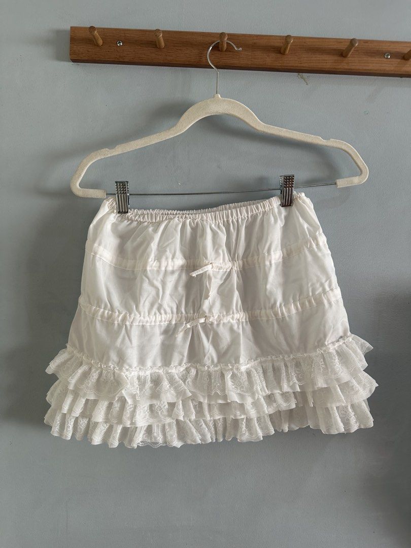 HEUR141 Charmer Bloomer Skirt (Category: Skirts) located in Quezon City. Submitted by nadine_declutter (Listing ID 1435584730, Image 1). Description: From the website— Charmer Bloomer features a garterized waist, ruched details to cinch, and an intricate lace details for that extra feminine look. Can also be worn as a tube top. Peep the standard sizing for this skirt, size down if in between sizes and wearing it as a high-waist. Made from cotton 
